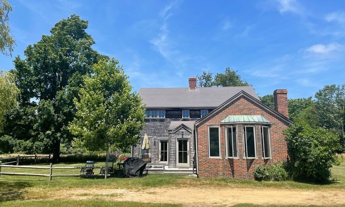 West Tisbury Casa | 5BR in West Tisbury village with private beach access