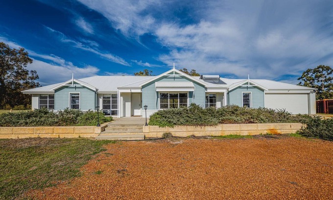 Lake Clifton Casa | 5BR Large Country Retreat on 40Ha Near Lake Clifton