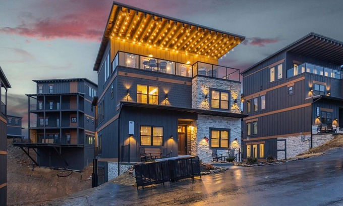 Sevierville Cabina | 5BR Luxury | Rooftop Lounge | Indoor Pool | Hot Tub | Walk to Water Park | Sleeps 22