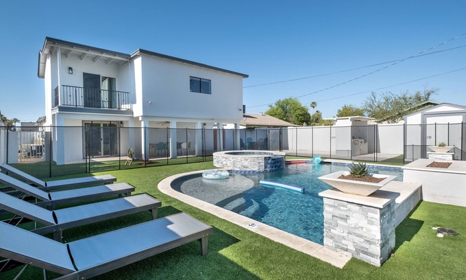 Encanto Casa | 🌵5BR Midtown Retreat 🌵 Heated Saltwater Pool/Spa ⭐ Firepit ⭐ BBQ ⭐ Office ⭐