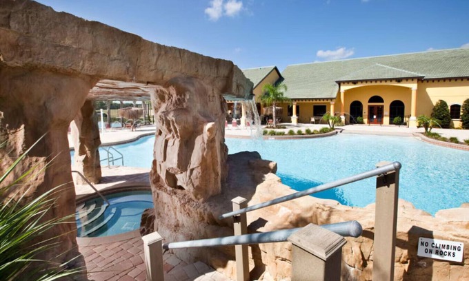 Historic Downtown Kissimmee Apartamento | 5BR Paradise Palms Townhome, POOL, by Disney