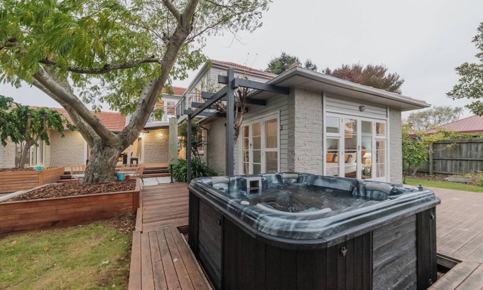 Avonhead Casa | 5BR Retreat – Garden & Deck Near Airport