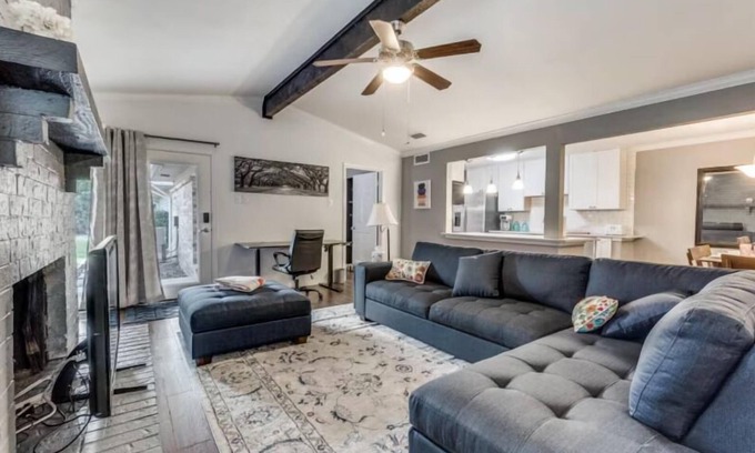 Midtown Casa | 5BR Retreat in Downtown OKC w/ In Unit Laundry I Bathtub I Spacious Living Space I Full Kitchen 16F1