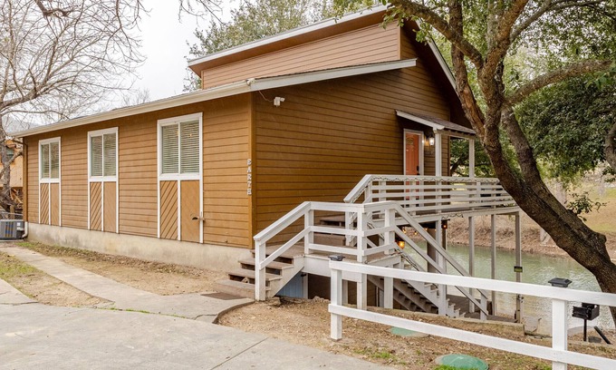 New Braunfels Chalet De Esquí | 5BR Riverfront Cabin, Steps to Water, Sleeps 18