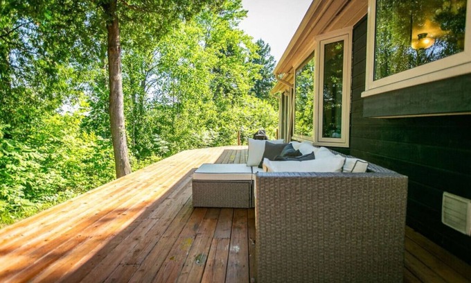 Mono Casa | 5BR Riverfront Retreat w/ Firetable, BBQ, and Deck