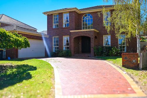 Glen Waverley Casa | 5BR Spacious Convenient Home in Central Glen
