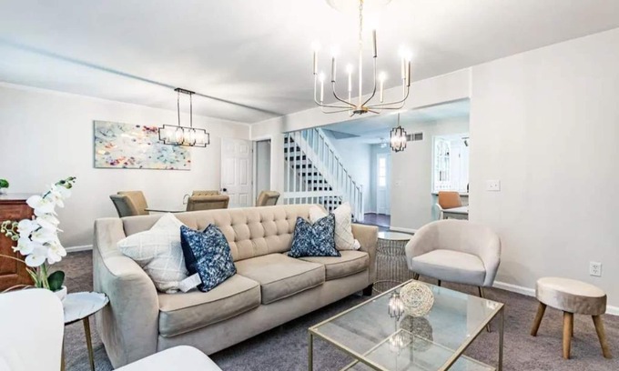 North Raleigh Casa | 5br townhome close to North Hills! - No Chores -