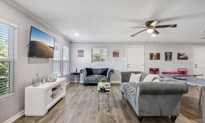 MacGregor Casa | 5BR w/ Gameroom & 1K WiFi - Med Ctr, Downtown, NRG - Sleeps 15