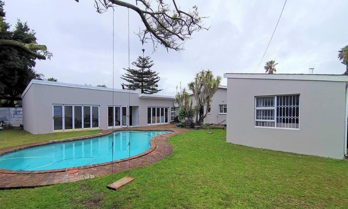 Cape Town Cabaña | 5hrs back up power, Aircon, Uncapped & unlimted WIFI,5km from Blouberg beach.