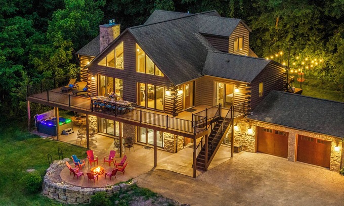 The Galena Territory Cabina | 5KINGBed 5 Bath~Upscale~Views~Games~Fire pit~Hot Tub~Theater~Pets~Luxe Amenities