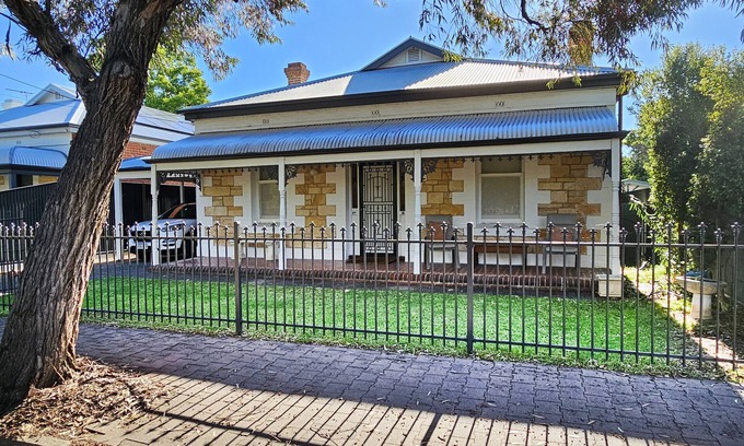 Unley Casa | 5min CBD Park setting, Walk to shops Glorious cafes and Transport 3bed 2bath