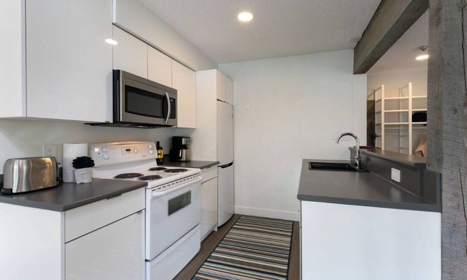 Whistler Creekside Condominio | 5min Walk to Ski Bike/Creekside Gondola/Free Parking Hot tub /Pool, Bring Pet