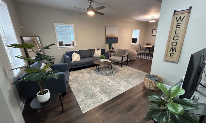 Pendleton Heights Casa | 5mins to Downtown Spacious Pet Friendly W&D