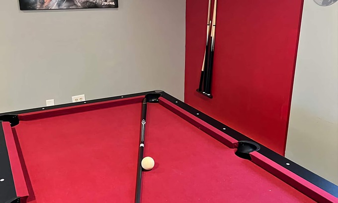 Pocono Summit Chalet De Esquí | 5Minutes to Kalahari - HolidayChaletPA walk to lake poker/pool table games.
