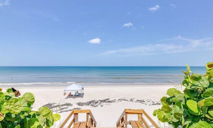 Gulfstream Beach Condominio | 5th Fl, 2B 2Ba, Beachfront Condo, Renovated, Garage Parking, Pool, Sauna, Tennis