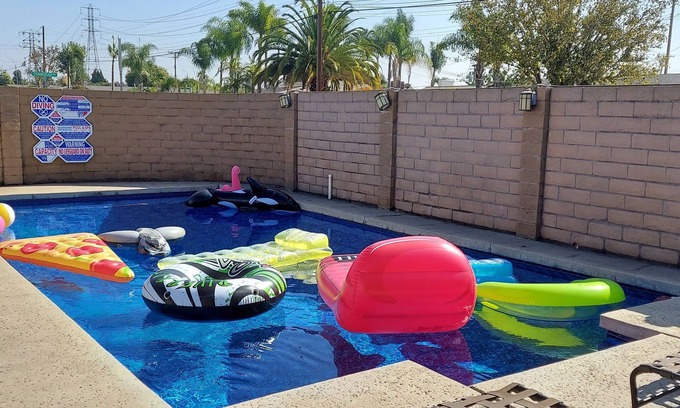 Southwest Anaheim Casa | 21 de julio al 27 de octubre! Duerme 20! ¡Estacionamiento GRATIS en Disneyland! 14 camas! Verano disponible