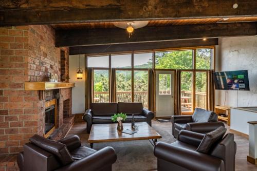 The Blue Mountains Chalet De Esquí | 6 bdrm Blue Mountain Cottage, Private Beach Access, Hot Tub, Sauna, Table Tennis, BBQ, Petfriendly