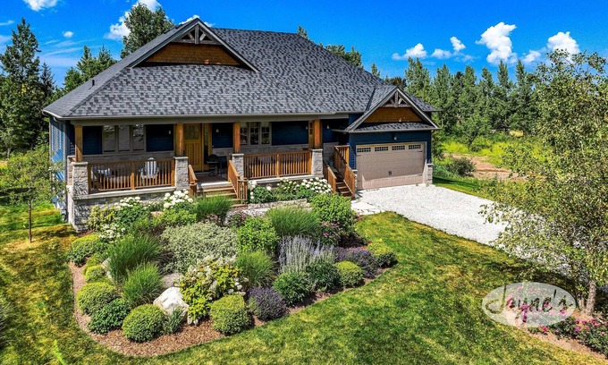 The Blue Mountains Casa | 6 bed 3 bath chalet near Georgian Bay! Close to skihill!