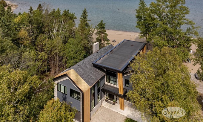 The Blue Mountains Casa | 6 bed 8 bath New Build on Georgian Bay!