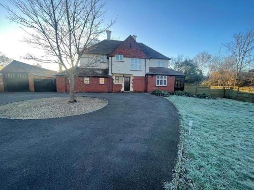 Severn Beach Casa | 6 Bed-Sleeps 10-Gym-HotTub-Garden-Parking