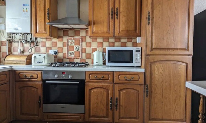 Cathays Casa | 6 Bed - Sleeps 10 Lake, Green Spaces & Central