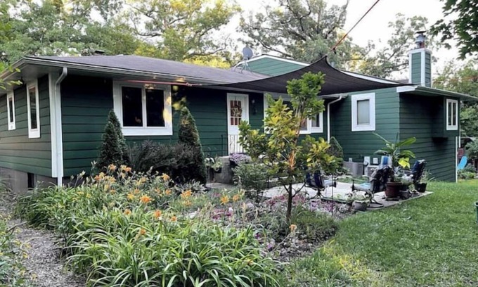 West Chicago Casa | 6 Bedrm/3 Bath Spring Retreat, Hot Tub, Fireplace