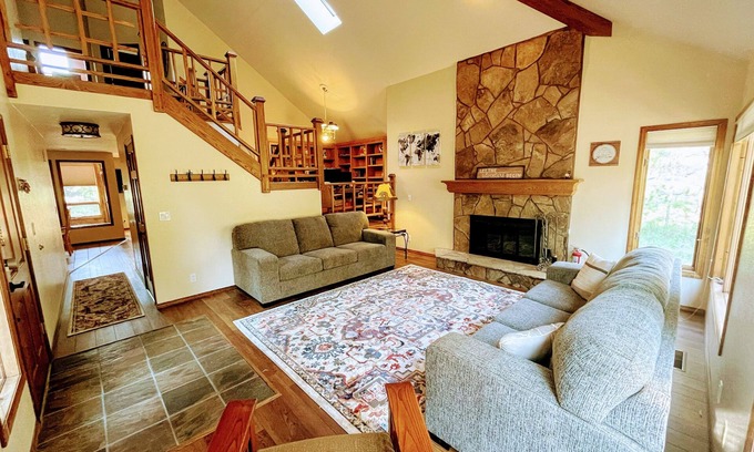 Sunriver Casa | ★6 bedroom - 4 Bath Retreat + Fort Rock Park -A/C -With SHARC Passes ★