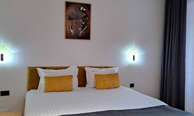Brasov City Centre Cama Y Desayuno | 6-bedroom bed & breakfast in charming Brașov with WiFi