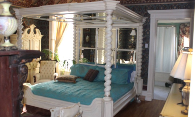 Keokuk Cama Y Desayuno | 6-bedroom bed & breakfast in marvelous Keokuk with WiFi, AC