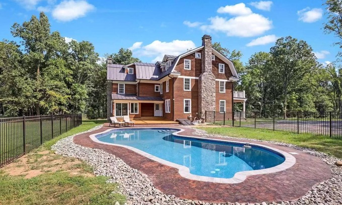 Bluemont Casa | Beautiful farmhouse nestled on 6 acres of wooded property