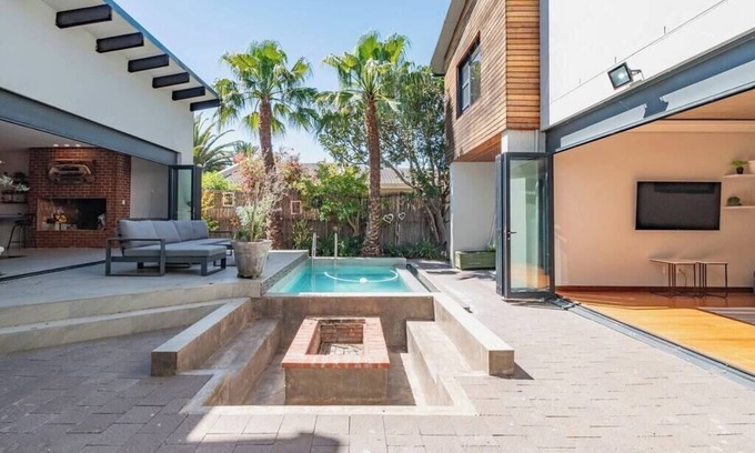 Bloubergstrand Casa | 6-Bedroom Getaway with Pool in Table View