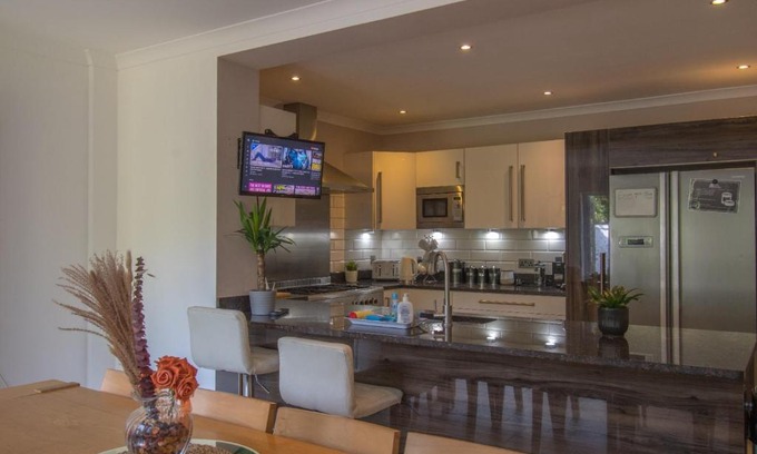 Luton Casa | 6 Bedroom Holiday Home with Hot Tub & Garden