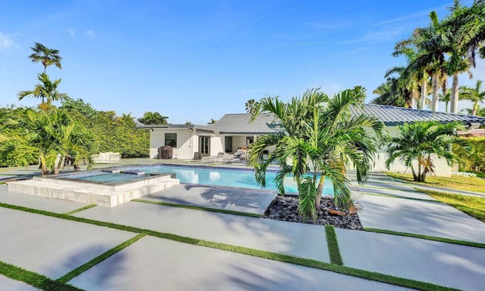 Kendale Lakes Casa | 6-Bedroom Home with/Pool/BBQ/Family Fun