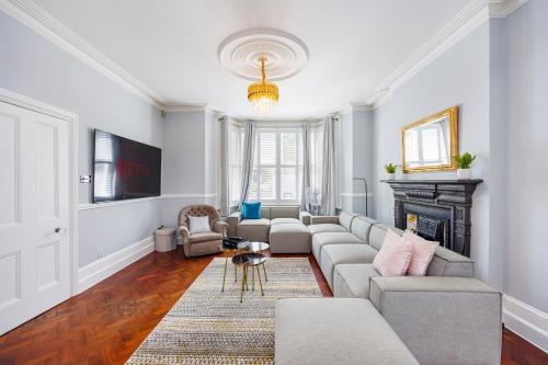 South Acton Casa | 6 Bedroom House by AV Stays Acton Sleeps 12 Free Parking