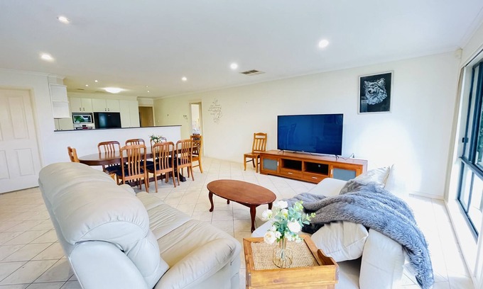 Gungahlin Casa | 6 Bedroom House @ Gungahlin Town Center