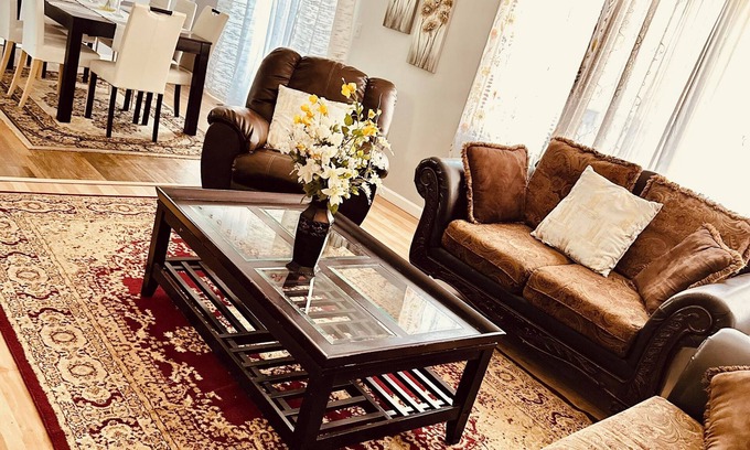 Maplewood Casa | 6-bedroom house in Maplewood
