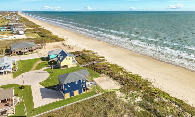 Surfside Beach Casa | 6-bedroom house on fabulous Surfside Beach with private volleyball court