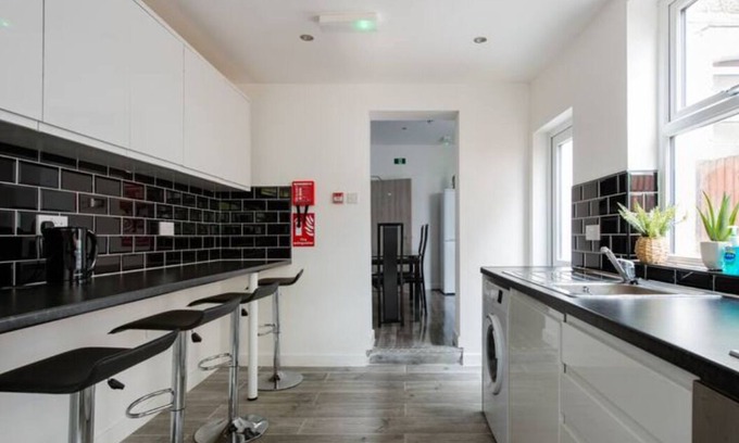 Watford Casa | 6 Bedroom house with 6 Baths-Perfect for big groups