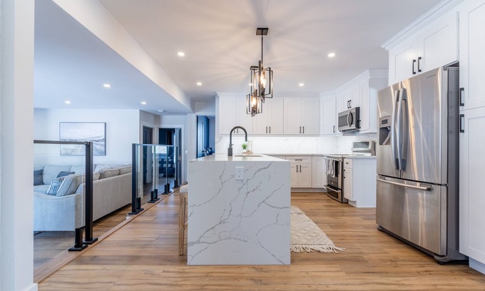 Oro-Medonte Casa | 6 Bedroom House with Hot Tub Pool BBQ. Near Bass Lake and Horseshoe Valley