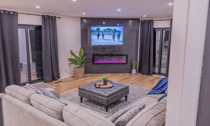 Oro-Medonte Casa | 6-Bedroom Modern Escape in Horseshoe-Pool+Hot tub