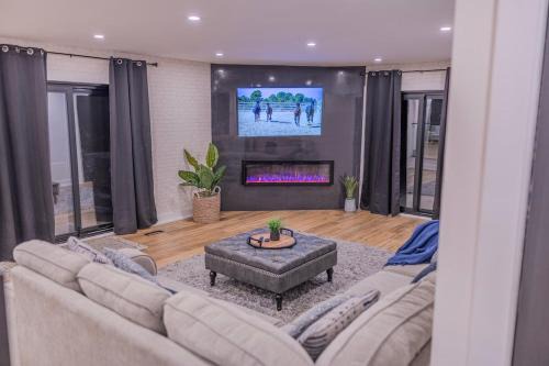 Oro-Medonte Casa | 6 Bedroom Modern Escape in Horseshoe, Pool and Hot tub