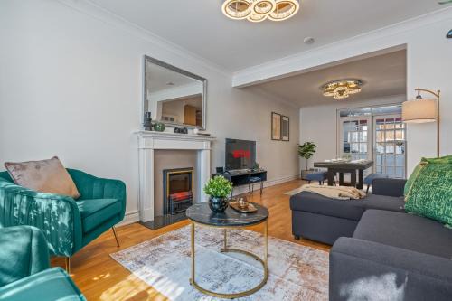 Perivale Casa | 6 Bedroom Perivale Haven - Pool Table - Parking