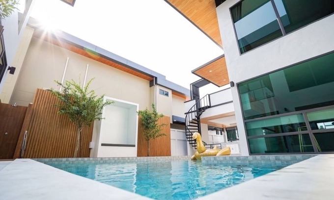 Nong Prue Villa | 6-bedroom villa in superb Muang Pattaya with WiFi, AC, fitness room