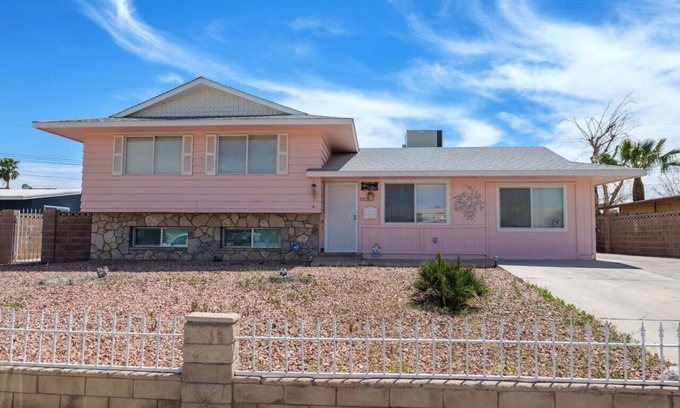 Sunrise Manor Casa | 6 bedrooms/ 10 minutes to the strip!
