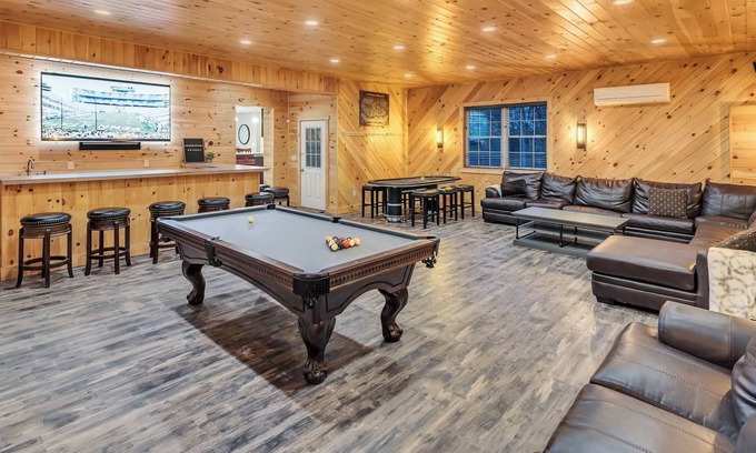 Rowland Casa | 6 Bedrooms + Hot Tub + Game Room + Movie Theater