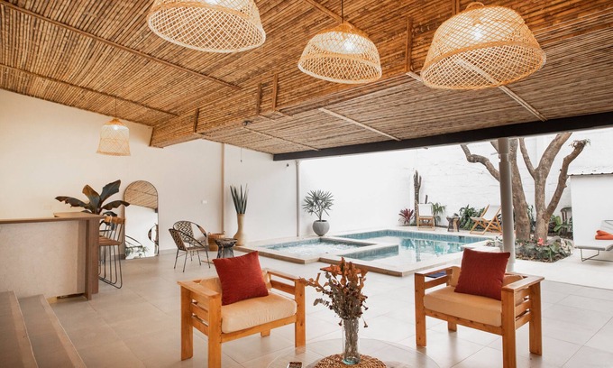 El Poblado Casa | 6 Bedrooms House near Tourist Spots with backyard, Bar, Jacuzzi and heated pool
