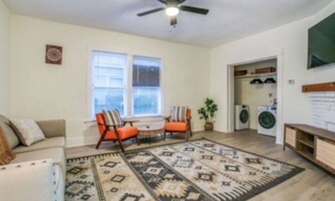 West Morningside Casa | 6 Bedrooms Sleeps 11, 3 Miles to Downtown!