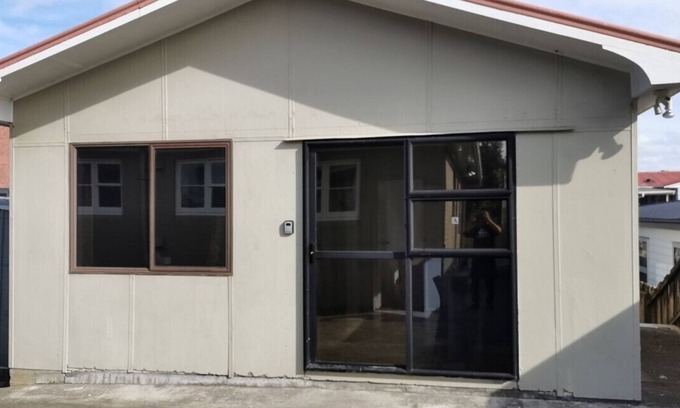 Mount Albert Chalet De Esquí | 6 Beds including 4 Double Beds and 2 Sofa Bed Garden Chalet, 8 Renton Road, Mt Albert, Auckland
