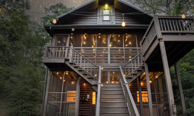 Epworth Cabina | 6 BR/3 Bath Riverfront Cabin w/Hot Tub Game Rm & Fire Pit | Pet Friendly