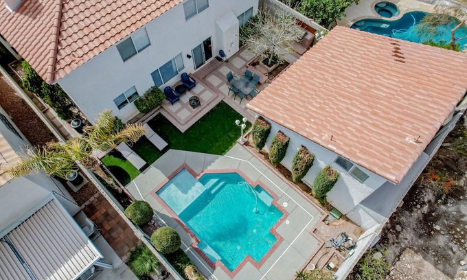 Silverado Ranch Casa | 6 BR 4bath w/ENTIRE Guest House, Pool & Movie Room- 14 Min from The Strip!